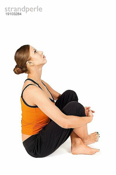 Fit Frau tun Hals Stretchingübung gut wie ein Schmerz und Stressabbau vor weißem Hintergrund