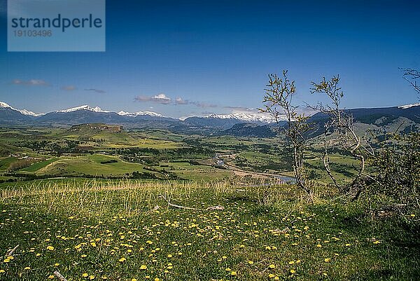 Panoramablick auf Wiesen im chilenischen Coyhaique