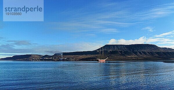 Segelschiff vor Barentsburg im Grønfjord  Spitzbergen