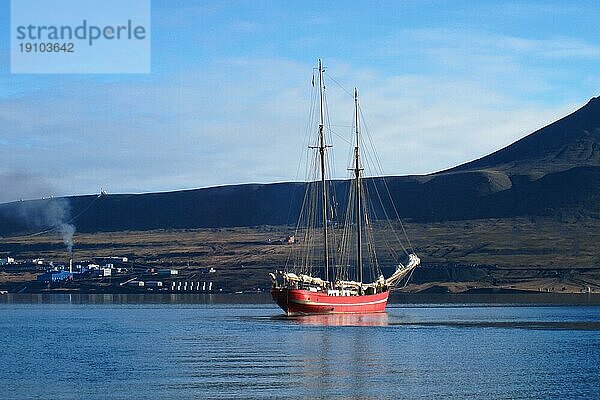 Segelschiff vor Barentsburg im Grønfjord  Spitzbergen