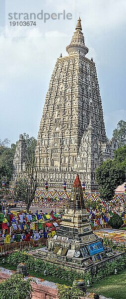 Wunderschön verzierter Turm der buddhistischen Mahabodhi Tempelanlage in Bihar  Indien  Asien