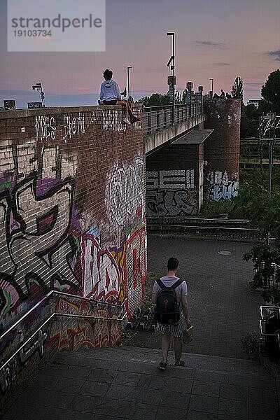 Deutschland  Berlin  11.06.2023  Personen auf der abendlichen Behmbrücke  Sonnenuntergang  Dämmerung  Europa