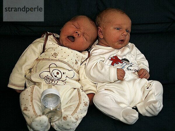 Zwei Babies liegen Seite an Seite