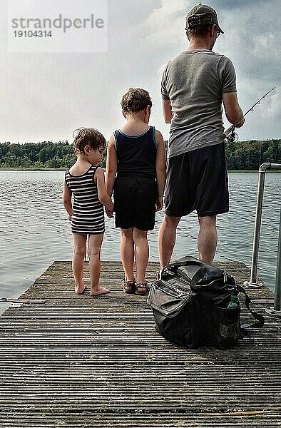 Vater geht mit Kindern angeln