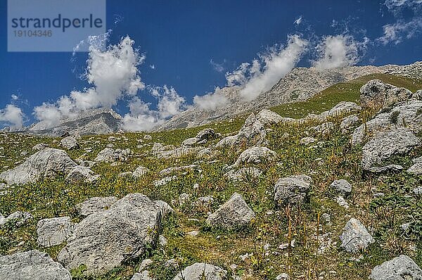 Landschaftlich reizvolle Bergkette in Kirgisistan