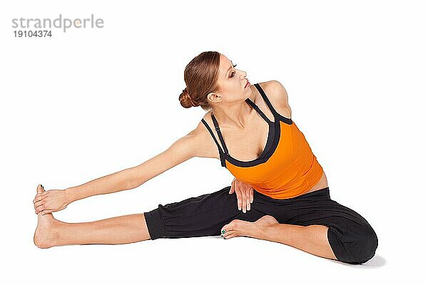Frau  die eine Yogaübung macht  die sich Kopf zu Knie Pose nennt  Stufe 1  Sanskrit Name: Parivrtta Janu Sirasana  diese Pose hilft bei der emotionalen Beruhigung während der Zeit intensiver hormoneller Veränderungen  vor weißem Hintergrund