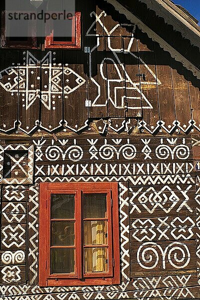 Bemalte Fassade eines traditionellen Holzhauses in der Slowakei im berühmten Dorf Cicmany