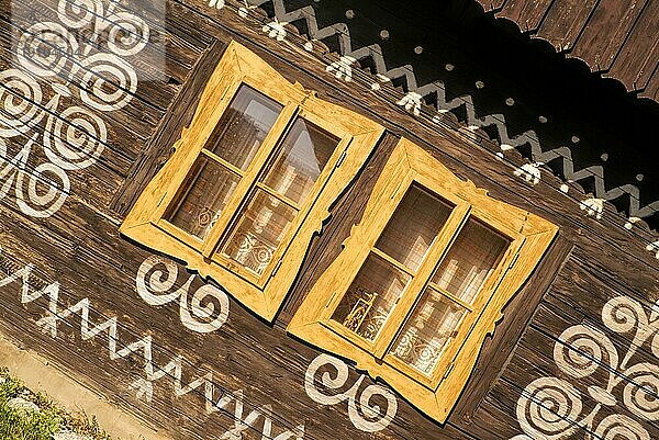 Bemalte Fassade eines traditionellen Holzhauses in der Slowakei im berühmten Dorf Cicmany