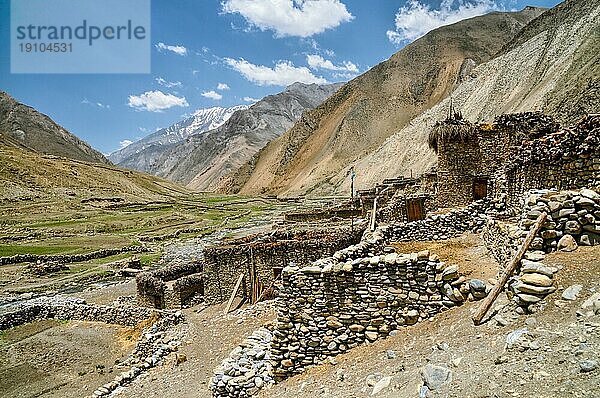 Malerisches altes traditionelles Dorf im Himalayagebirge in Nepal