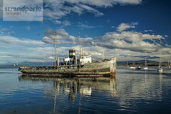 Malerischer Blick auf ein altes Schiff im Hafen von Ushuaia