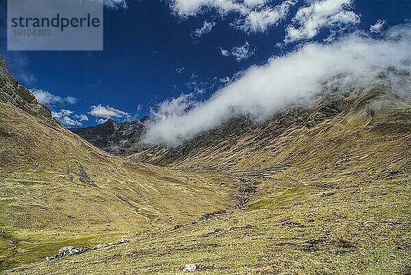 Malerisches Tal in den Anden in Bolivien auf dem Choro Trek