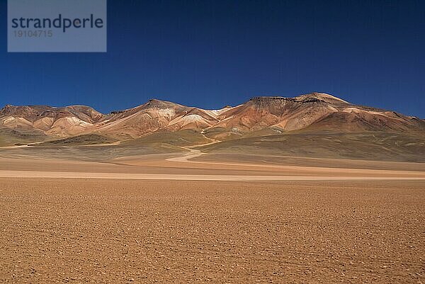 Malerischer Blick auf die ruhige bolivianische Wüste in der Nähe des Salar de Uyuni in den südamerikanischen Anden