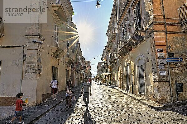 Fußgängerzone  Passanten  Gegenlicht  Sonne als Stern  Noto  Barock-Stadt  Barock-Winkel  Südosten  Siziien  Italien  Europa