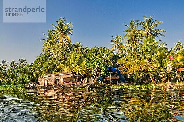 Malerisches Hausboot traditionell für die Region Alleppey in Indien