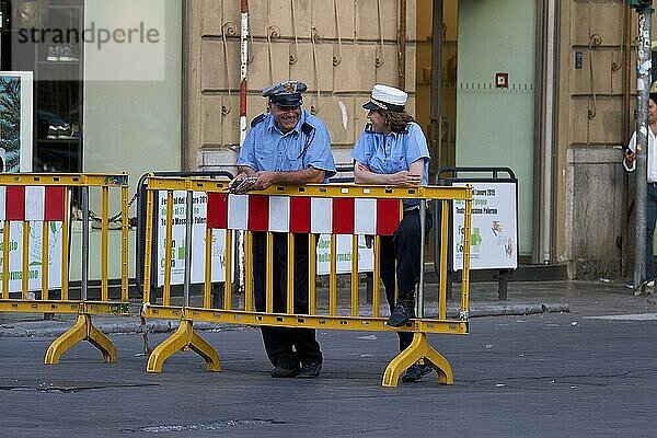 Polizist und Polizistin lehnen an Gitter einer Straßenabsperrung  Palermo  Hauptstadt  Sizilien  Italien  Europa