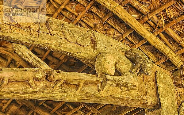 Innendetail einer traditionellen Holzbehausung mit geschnitzten Symbolen in Indien
