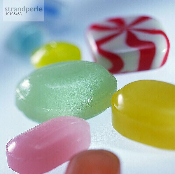 Digitalaufnahme Eyelike Still von farbigen Bonbons auf Leuchttisch mit selektiver Schärfe