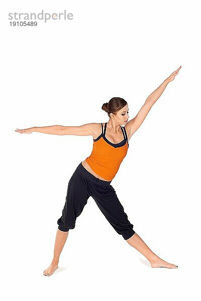 Fit attraktive junge Frau  die erste Stufe der Yogaübung genannt Triangle Pose  vor weißem Hintergrund