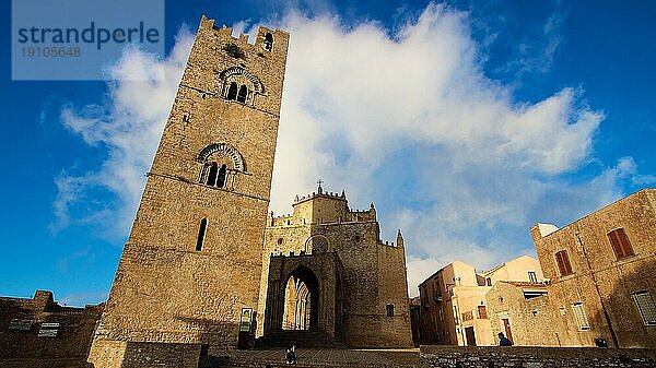 Torre di re Federico  Campanile del Real Duoma  Normannendom  Superweitwinkel  Erice  Provinz Trapani  Berg  Sizilien  Italien  Europa