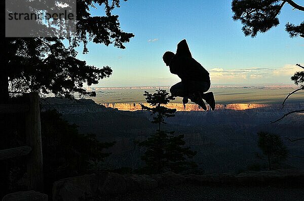 Springender Mann am Grand Canyon  Arizona  USA  Nordamerika