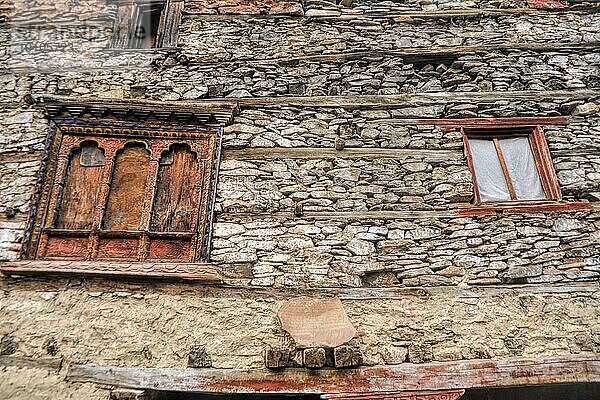 Traditionell dekorierte Fenster in einem alten nepalesischen Steinhaus