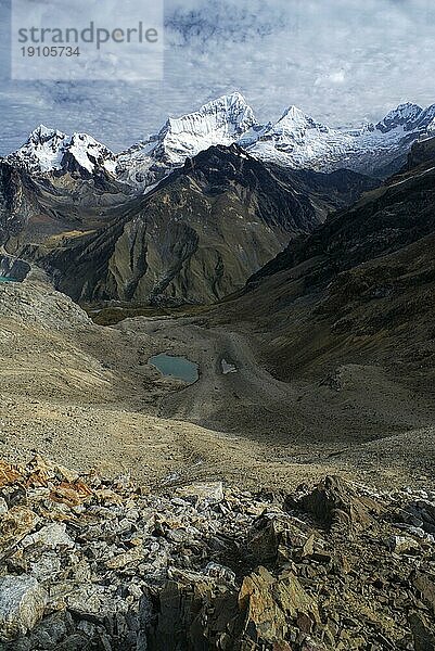Wunderschöne Landschaft um den Alpamayo  einen der höchsten Gipfel der peruanischen Anden  Cordillera Blanca