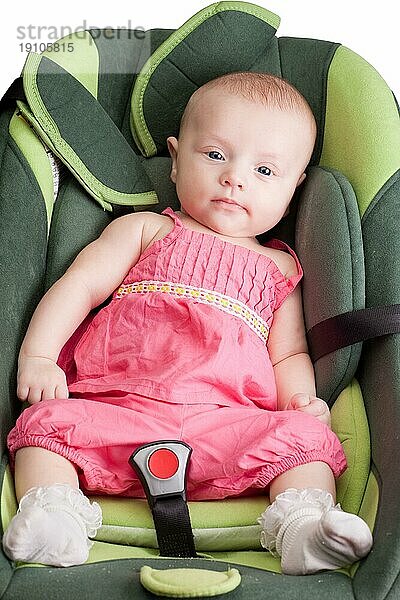 Baby Mädchen Kleinkind in einem Autositz