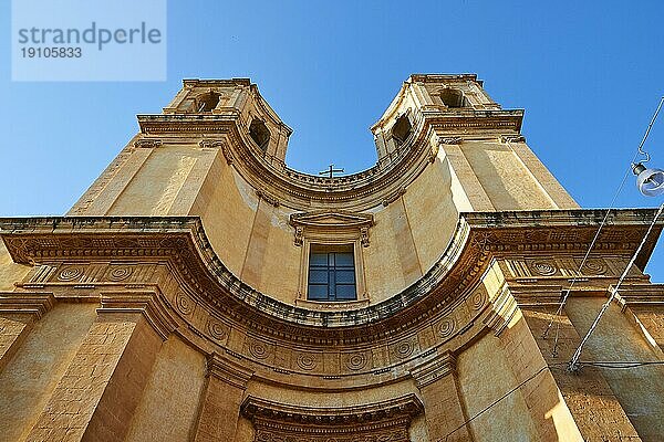 Chiesa di Montevergine  Katholische Kirche  frontal von unten  Abendlicht  Superweitwinkel  Noto  Barock-Stadt  Barock-Winkel  Südosten  Siziien  Italien  Europa