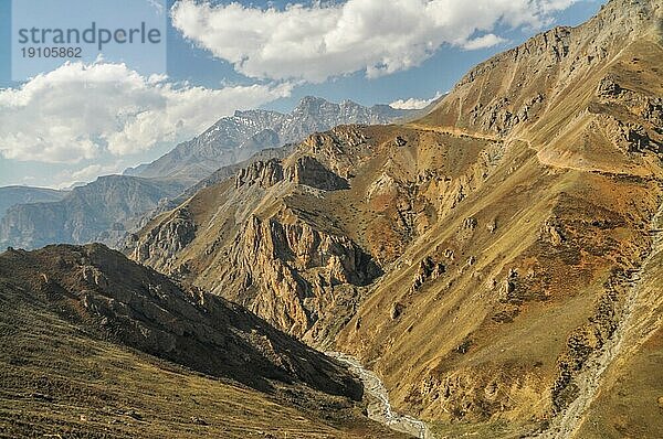 Landschaftlich reizvolle Schlucht im Himalayagebirge in Nepal