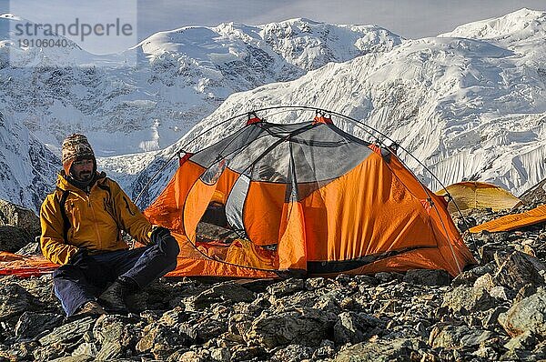 Abenteuerlustiger Wanderer beim Zelten in der Nähe des Engilchek Gletschers im malerischen Tian Shan Gebirge in Kirgisistan