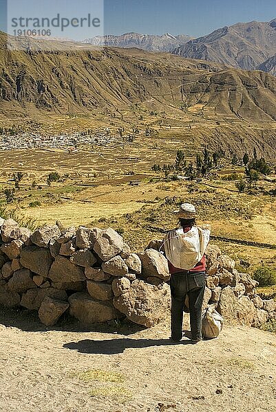 Indigener Mann mit Blick auf die karge Landschaft um den Canon del Colca  ein berühmtes Touristenziel in Peru