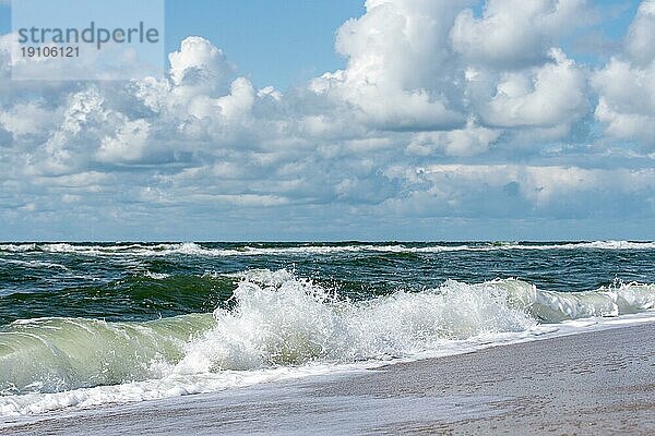 Brandungs wellen an der Nordsee Küste