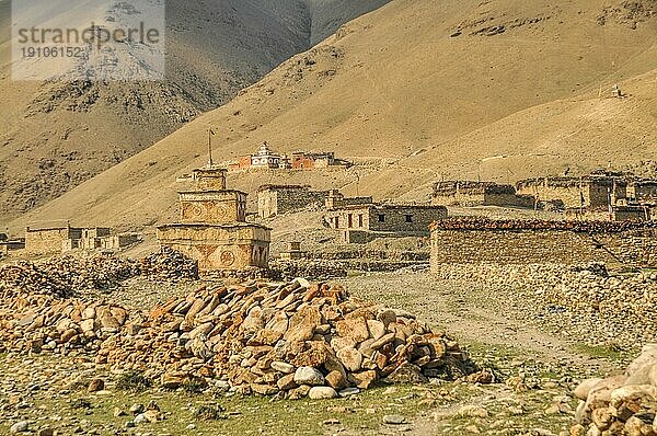 Malerisches altes traditionelles Dorf im Himalayagebirge in Nepal