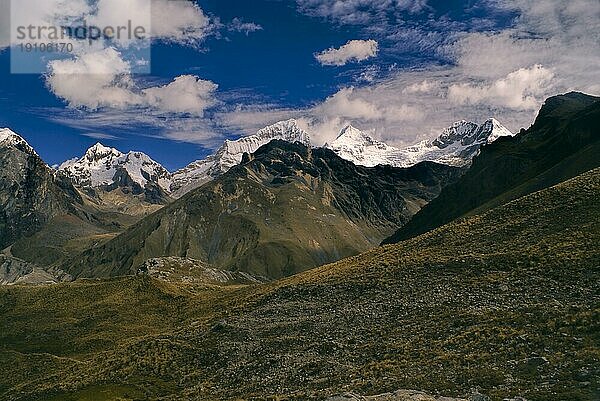 Beeindruckende Landschaft um den Alpamayo  einen der höchsten Gipfel der peruanischen Anden  Cordillera Blanca