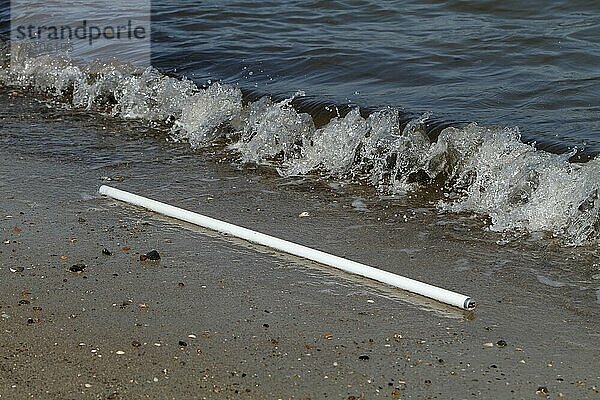 An den Strand angespülter Müll aus dem Meer  Einfluss des Menschen auf das marine Ökosystem  Minsener Oog  Niedersachsen  Deutschland  Europa