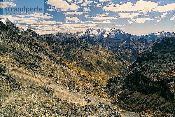 Beeindruckende Landschaft der Anden in Bolivien auf dem Choro Trek