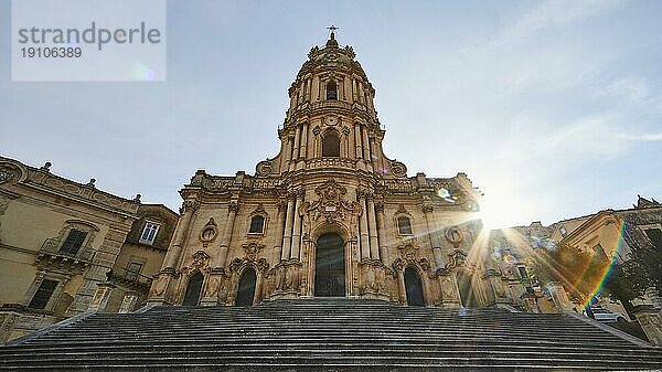 Superweitwinkel  Gegenlicht  Sonne als Stern  Sonne hinter Dom  Duomo di San Giorgio  Kirche San Georgio  Altstadt  Modica  Barock-Stadt  Barock-Winkel  Südosten  Sizilien  Italien  Europa