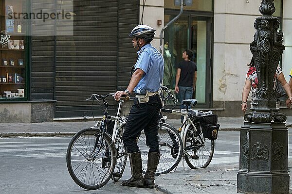 Polizist neben Fahrrad  Altstadt  Palermo  Hauptstadt  Sizilien  Italien  Europa