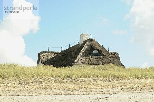 Reetdachhaus hinter der Düne