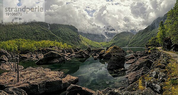 Panoramablick auf einen See an einem bewölkten Tag in Norwegen