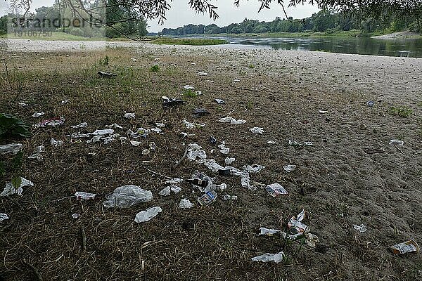 Partymüll an der Elbe  illegal deponierter Müll im Naturschutzgebiet  Dessau-Roßlau  Sachsen-Anhalt  Deutschland  Europa