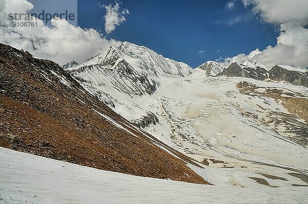 Landschaftlich reizvolle Berggipfel im Himalayagebirge in Nepal