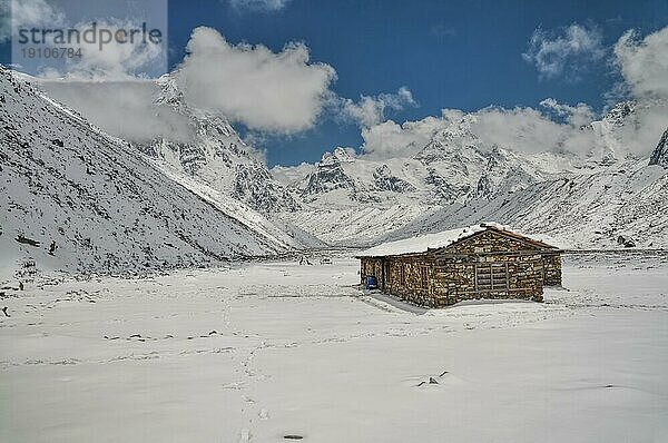 Landschaftlich reizvolle Hütte in großer Höhe im Himalayagebirge in der Nähe des Kanchenjunga  des dritthöchsten Berges der Welt
