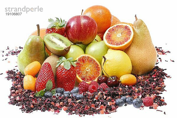 Loser Früchtetee mit frischen Früchten arrangiert or weißem Hintergrund