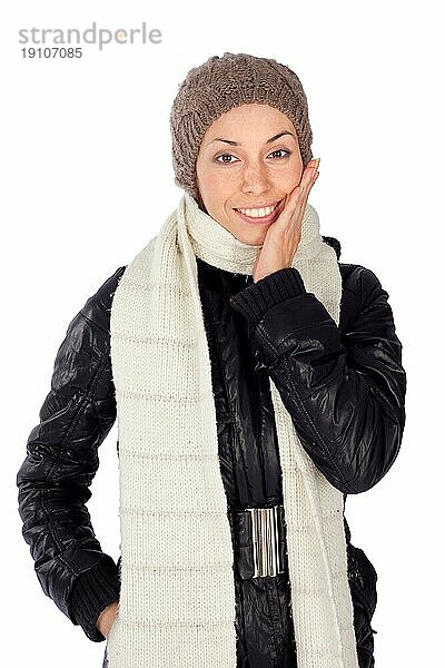 Glückliche junge hübsche Frau in lässiger Winterkleidung lachend  vor weißem Hintergrund
