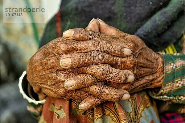 Runzlige Hände einer alten Frau in Nepal