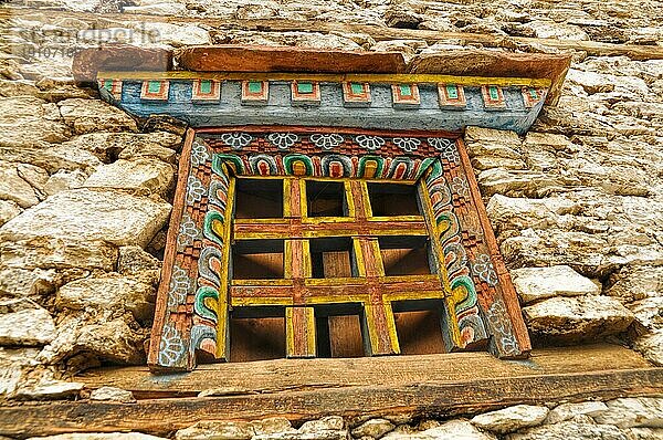 Traditionell dekoriertes Fenster in einem alten nepalesischen Steinhaus