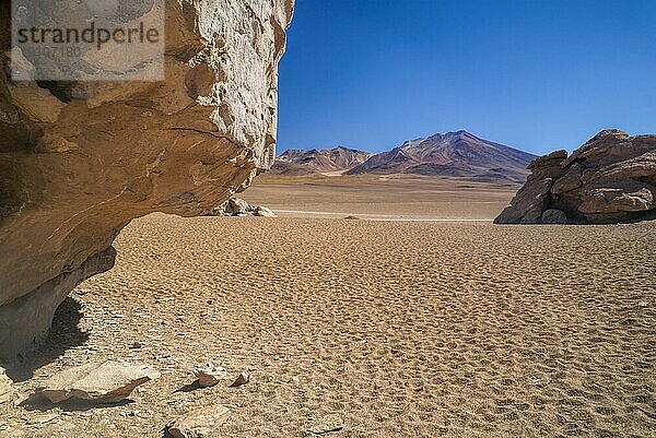 Malerischer Blick auf die ruhige bolivianische Wüste in der Nähe des Salar de Uyuni in den südamerikanischen Anden