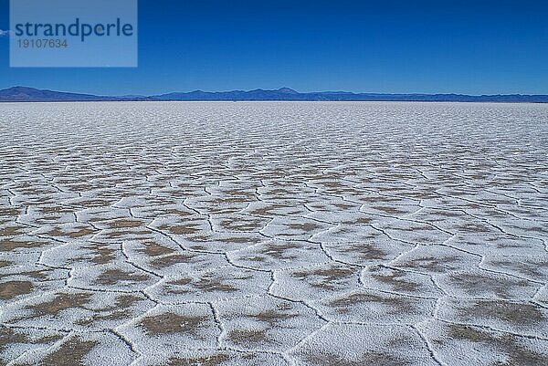 Ungewöhnliche Textur auf der Oberfläche der Salinen Salina Grandes in Argentinien