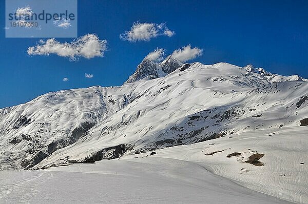 Seitenansicht der in ein Tal abfallenden Berge  Provinz Svaneti